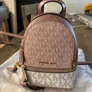 COPY - Michal Kors Rhea Mini Color-Block Logo Backpack
Pink/ White